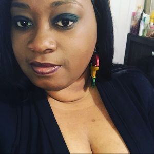 Meet your Posher, Nakeia